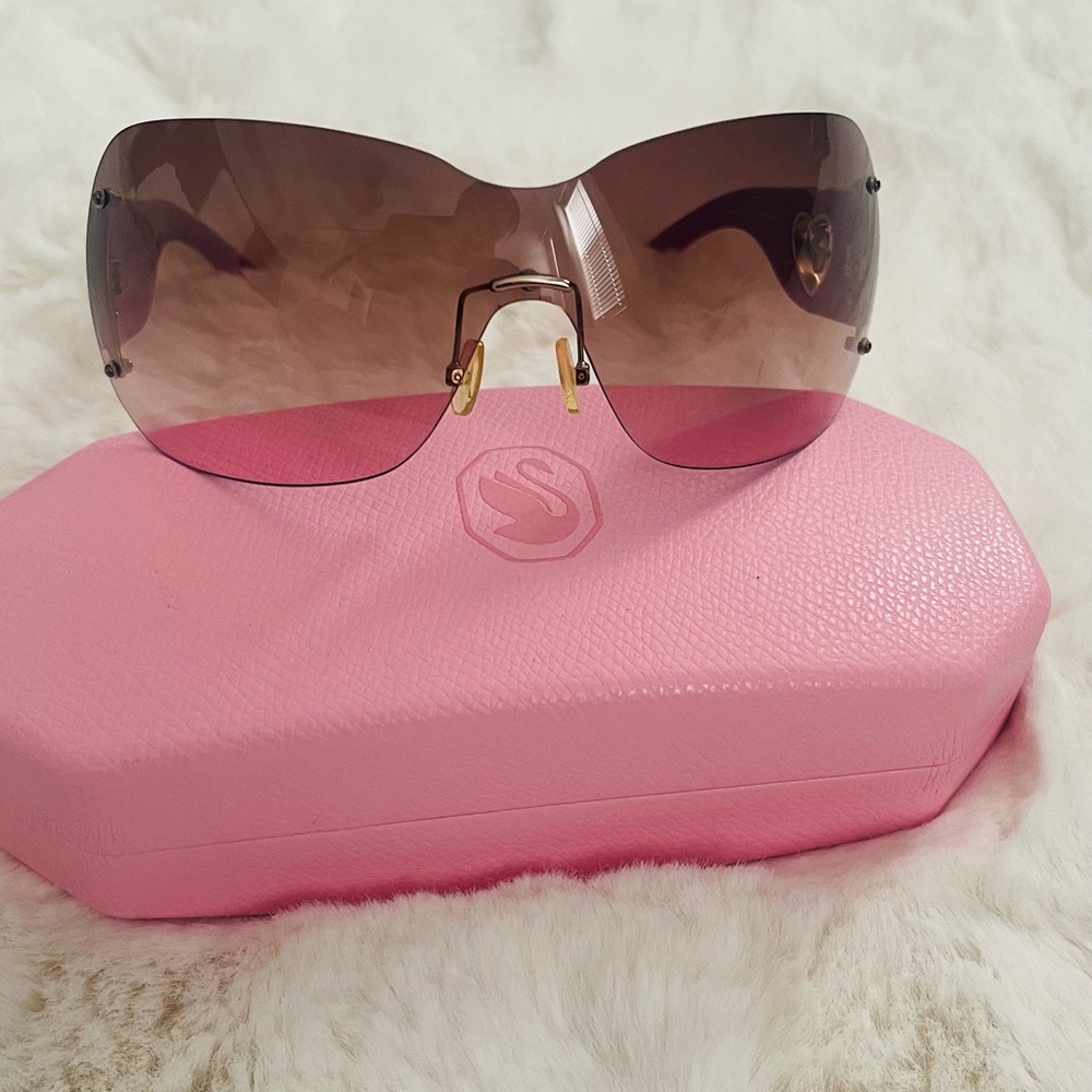 Juicy Couture Brown/pink Rimless Sunglasses. 
Case is not included.